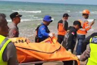 Proses evakuasi korban kapal MV Khatulistiwa 8 di perairan Tuban (gambar : ist.)