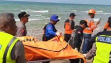 Proses evakuasi korban kapal MV Khatulistiwa 8 di perairan Tuban (gambar : ist.)