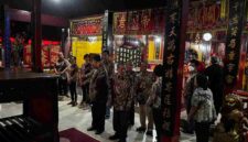 Pengurus TITD Kwan Sing Bio melakukan sembahyang di depan Altar saat pengukuhan (12/10/2026) (gambar : Assa Annazili)