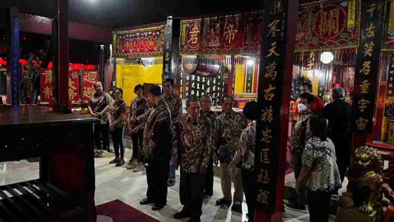 Pengurus TITD Kwan Sing Bio melakukan sembahyang di depan Altar saat pengukuhan (12/10/2026) (gambar : Assa Annazili)