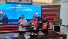 Kasat Reserse Narkoba AKP Hendro Utaryo (kanan), Wakapolresta Tuban AKBP Windy Syafutra (tengah), dan Kasi Humas IPTU Mohammad Iksan (kiri) menunjukkan barang bukti (BB) Narkoba saat konferensi pers (14/10/2026) (gambar : Assa Annazili)