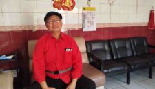 Ketua Klenteng Kwan Sing Bio Tuban, Go Tjong Ping saat ditemui Liputansatu.id di kantornya (15/10/2026)(gambar : Assa Annazili)