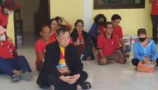 Beberapa umat Klenteng Kwan Sing Bio Tuban melakukan aksi spontan di Kelurahan Karangsari (20/10/2026) (gambar : Assa Annazili)