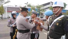 Kapolresta Tuban Kombespol Jazuli Dani Irawan sematkan tanda khusus kepada anggota saat apel persiapan Operasi Patuh Semeru 2026 (gambar : ist.)