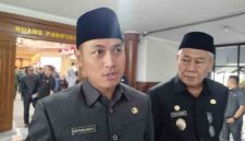 Bupati Tuban, Aditya Halindra Faridzky (kanan) didampingi Wakil Bupati, Joko Sarwono (kiri) di depan ruang rapat Paripurna DPRD Tuban (27/10/2026) (gambar : Assa Annazili)