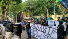 Masa HMI melakukan aksi di depan Dinas Pendidikan Tuban (28/10/2026) (gambar : Assa Annazili)