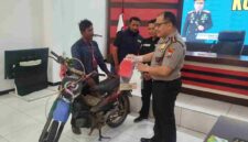 Wakapolresta Tuban AKBP Windy Syafutra menyerahkan motor ke korban (31/10/2026) (gambar : Assa Annazili)