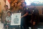 40 Warga Tuban Kembali Menata Masa Depan Lewat PKBM Adhyaksa Penyerahan cindera mata oleh warga peserta PKBM kepada Kepala kejaksaan negeri Tuban